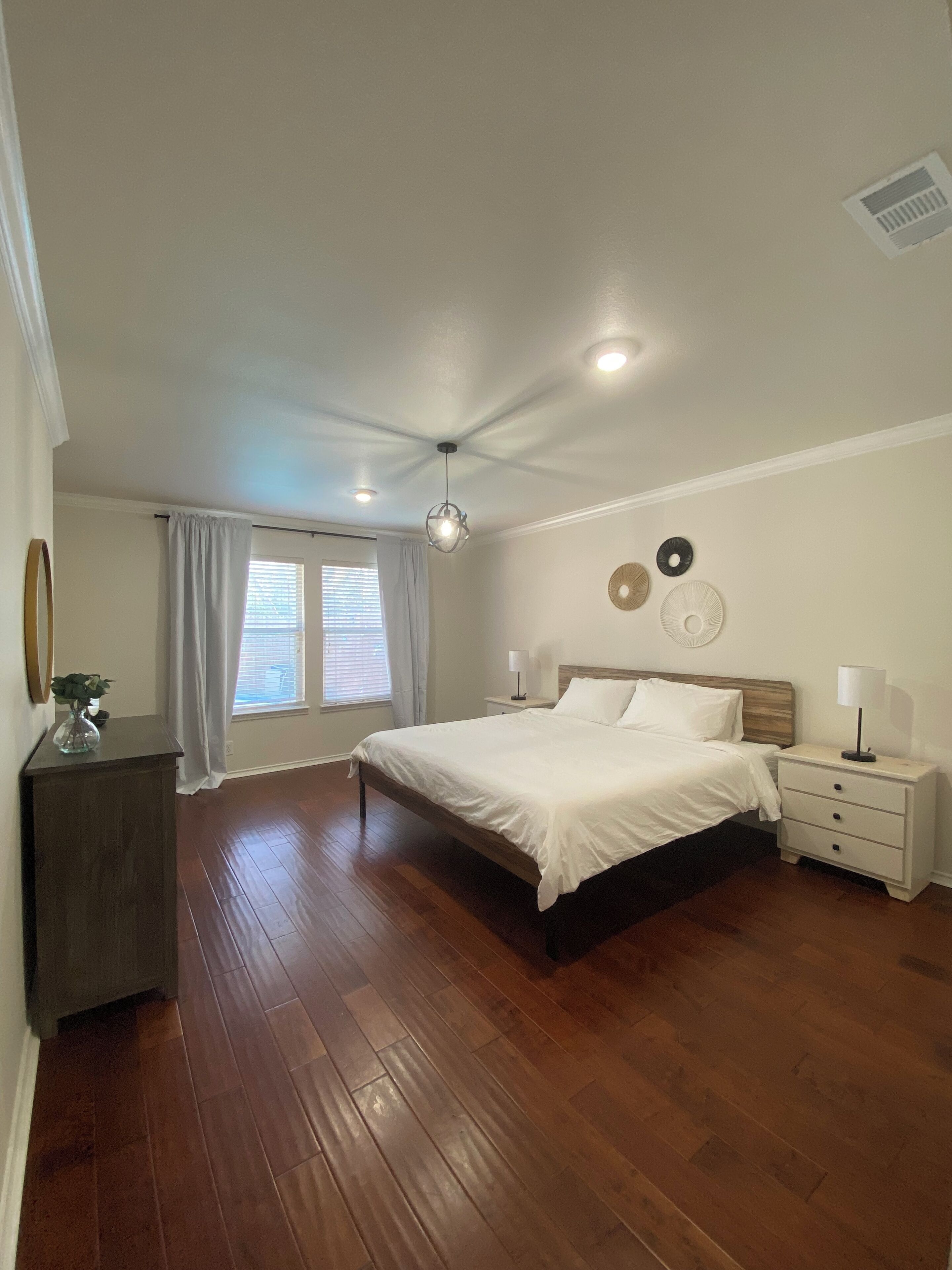 3 habitaciones, escritorio y tabla de planchar con plancha 