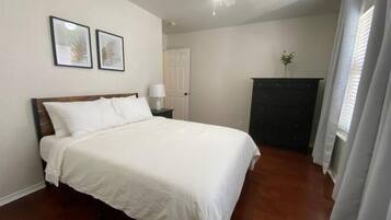 3 slaapkamers, een bureau, een strijkplank/strijkijzer, reisbedje