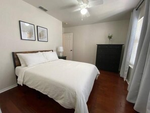 3 bedrooms, desk, iron/ironing board, free WiFi