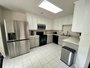 Fridge, microwave, oven, stovetop - 3BR Townhouse with pool in Medical Center (San Antonio)