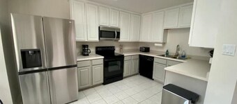 3BR Townhouse with pool in Medical Center