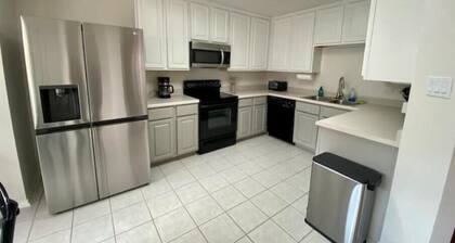 3BR Townhouse with pool in Medical Center