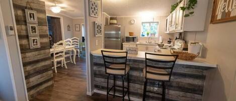 Refrigerador, microondas, horno y parrilla de estufa