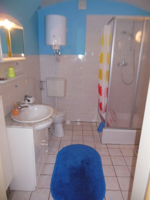 Dusche, Haartrockner, Handtücher, Seife