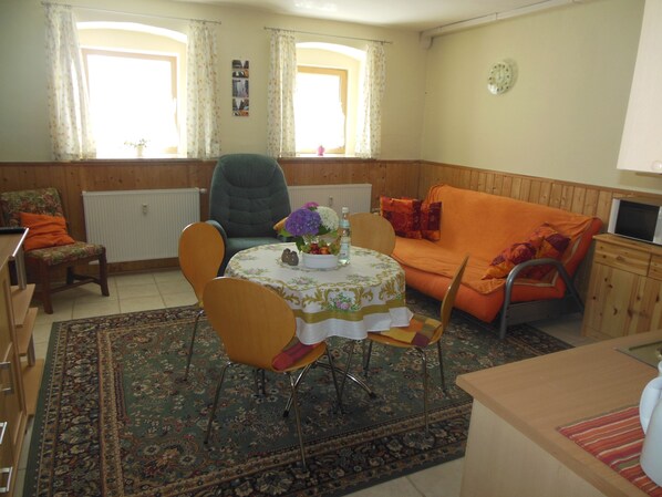 Living area - Spannen Sie in Dieser Gemütlichen Kleinen und Hellen Souterrainwohnung aus (Görlitz)