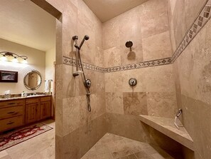 Douche, sèche-cheveux, serviettes fournies