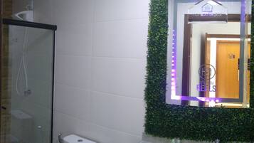 Toalhas de banho, sabonete, papel higiênico