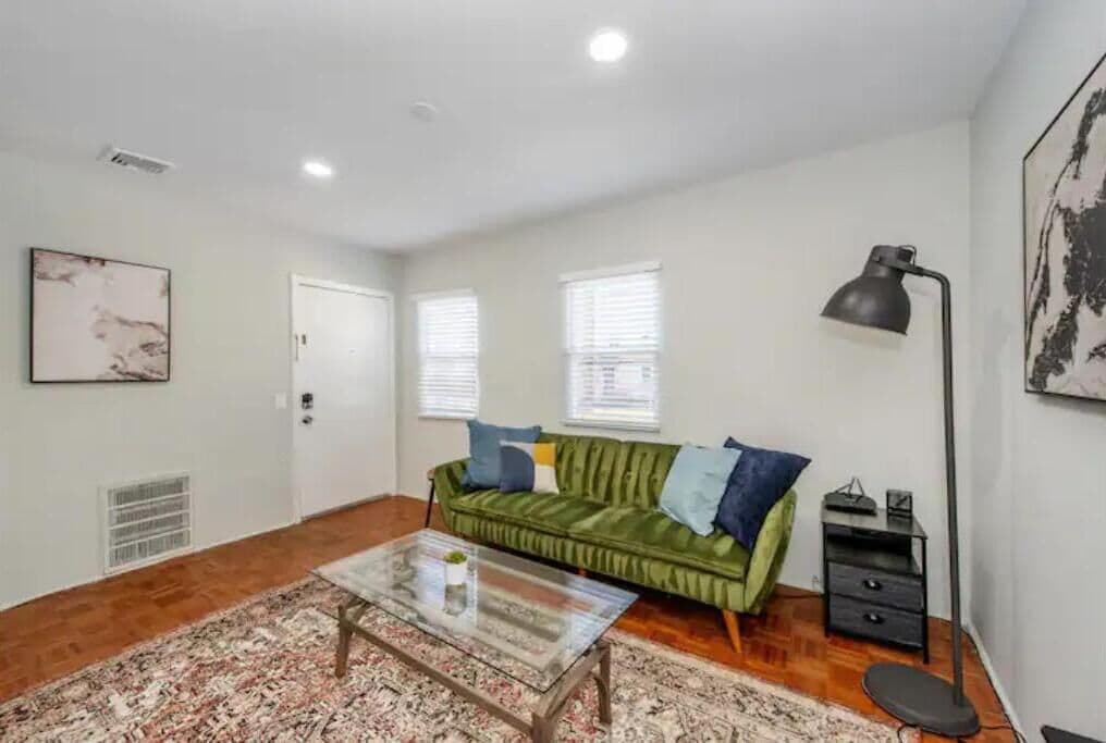 Walkable downtown apartment steps from NYC Train🚉