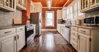 River's Dusk - Modernized Historic Home - River Views - King Bed - Fast Wifi