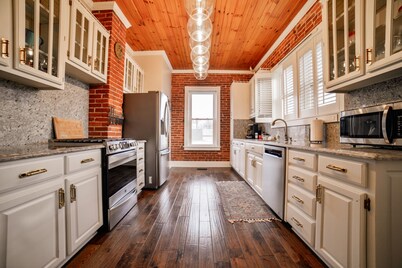 Spacious Luxury Historic Home, Walk Downtown