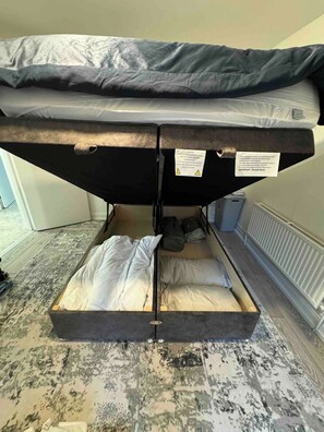 Ein Stockbett mit einem Unterbett und einer Matratze oben.