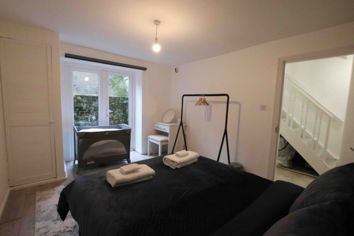 Une chambre à coucher avec un lit, un bureau, une chaise et une fenêtre.