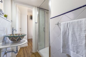 Shower, hair dryer, bidet, towels - ROMANTIC MEDITERRANEAN STYLE HOUSE, SUSPENDED OVER THE SEA & THE ANCIENT VILLAGE (Castelsardo)
