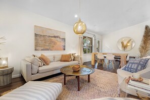 Smart TV - Pool, 3-min to Main, Sleeps 8 (Fredericksburg)