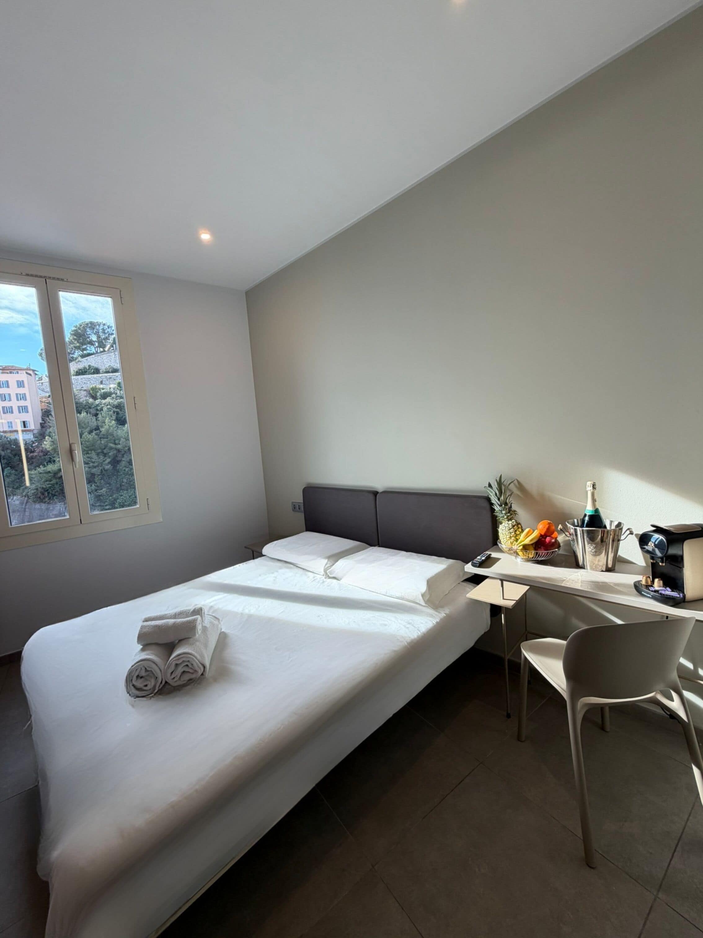 1 dormitorio, tabla de planchar con plancha, wifi y ropa de cama