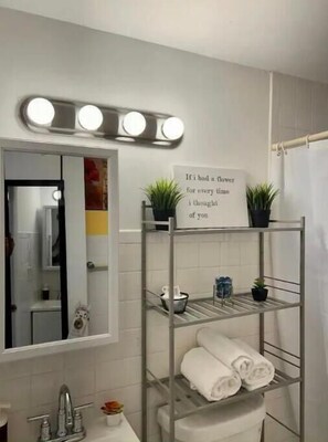 Haartrockner, Handtücher, Seife, Shampoo