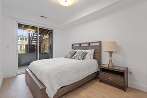 2 bedrooms - Charming DC Townhouse Condo| Explore Monuments, Museums & Vibrant Neighborhoods (Washington)