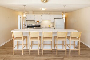 Fridge, microwave, oven, stovetop - *NEW* Trident North- Dog Friendly, Pool, Beach Access, LVP Flooring! (Virginia Beach)