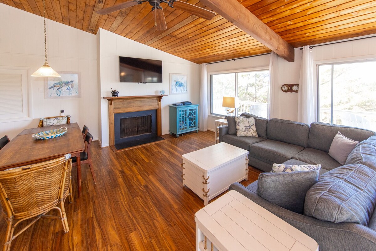 Bring your Pup! Charming Cottage steps from the Beach, Elevator!