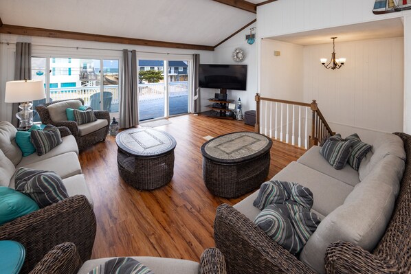 TV, DVD player - *NEW* Blue Ocean- Steps to Beach, Private Pool, Slps 16 (Virginia Beach)