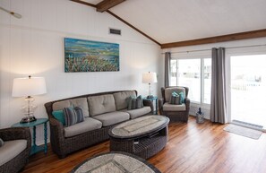 TV, DVD player - *NEW* Blue Ocean- Steps to Beach, Private Pool, Slps 16 (Virginia Beach)