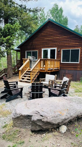 Private and peaceful 3 br cabin in the woods with new Hot Tub