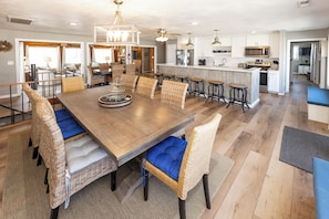 Dining - Dancing in the Moonlight-Tiki Bar- Pool- Ocean Views & Easy Access to Beach (Virginia Beach)