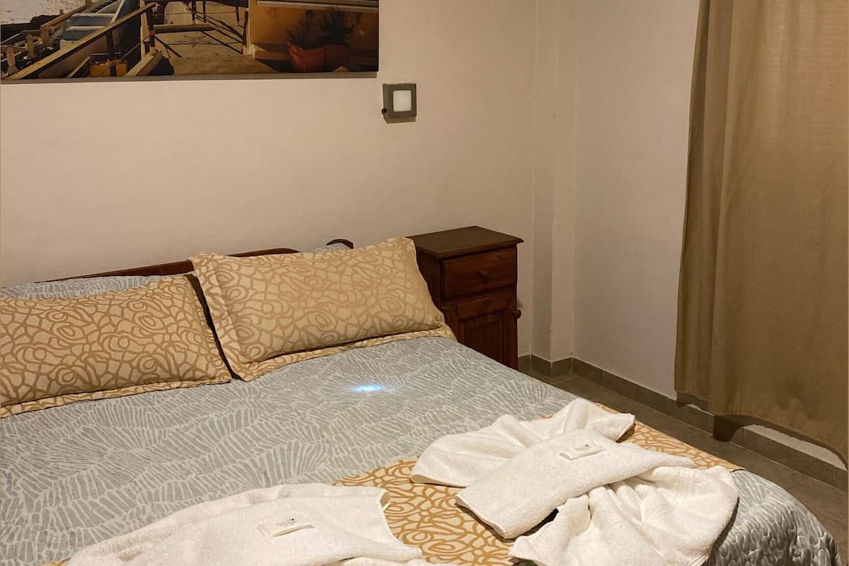 Classic Double Room | WiFi (free), bed sheets