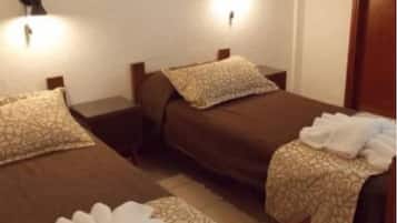 Habitación clásica con 2 camas individuales | Wifi gratis y ropa de cama