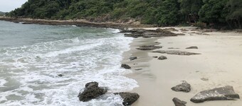 Thai Neighbourhood Duplex Stay- 3 bedroom Home with Close Proximity to the Beach