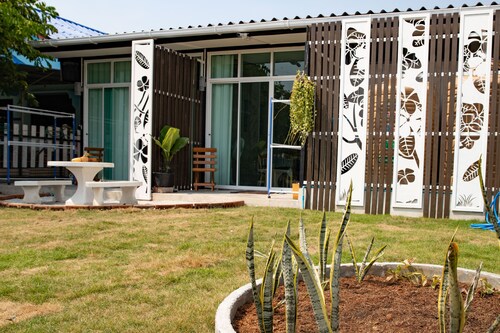 Thai Neighbourhood Duplex Stay- 2 bedroom Home with Close Proximity to the Beach