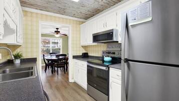 House, Multiple Beds (Captain's Corner) | Private kitchen