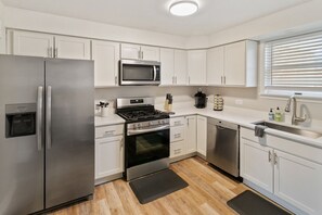 Frigorífic, microones, forn i placa de cuina 