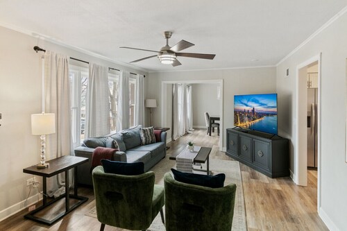 Modern Home near DT Libertyville and Naval Base