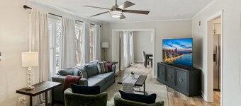 Modern Home near DT Libertyville and Naval Base