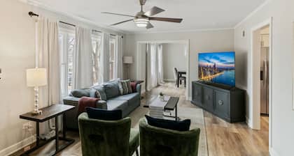 Modern Home near DT Libertyville and Naval Base