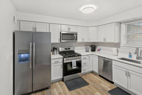 Modern Home near DT Libertyville and Naval Base