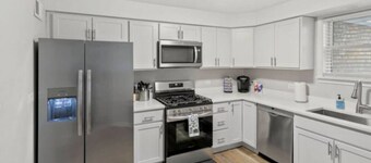 Modern Home near DT Libertyville and Naval Base