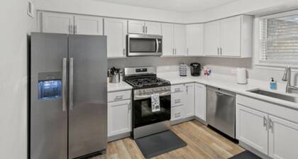 Modern Home near DT Libertyville and Naval Base