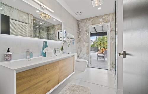 Stunning Villa with private pool on Tropical half acre of Paradise