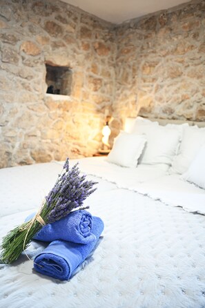 2 bedrooms, in-room safe, desk, iron/ironing board