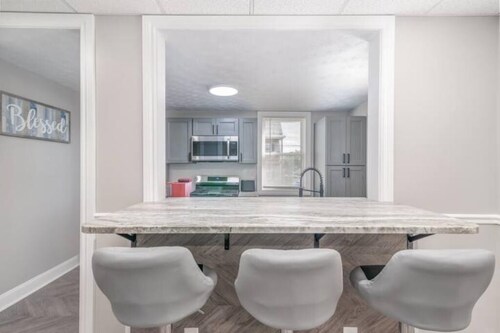 LOCATION! Walkable to inclines & stunning views