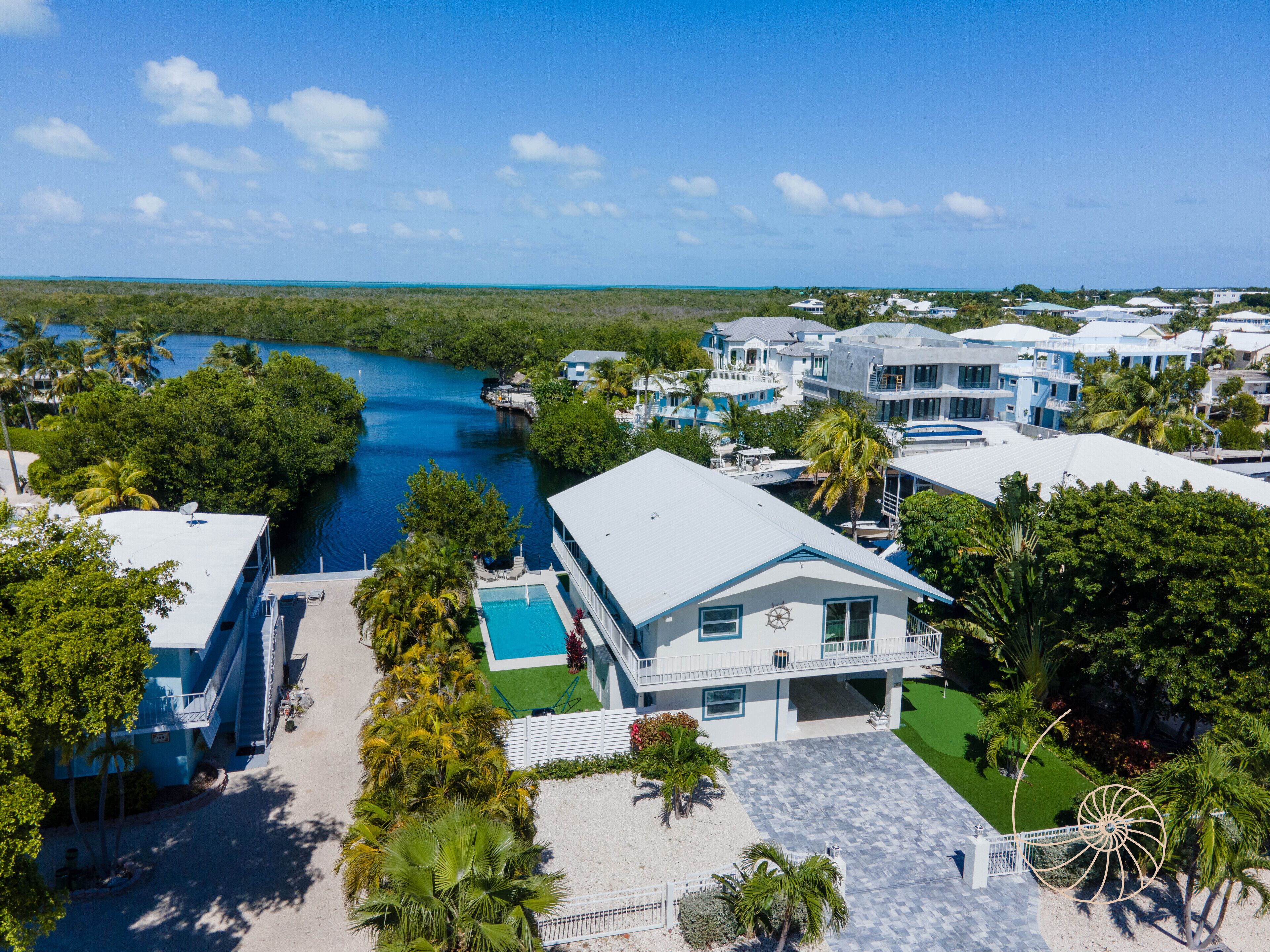 5 Bedroom / 4 Bath Relaxed Plantation Key Resort Style Home with Pool & Dockage
