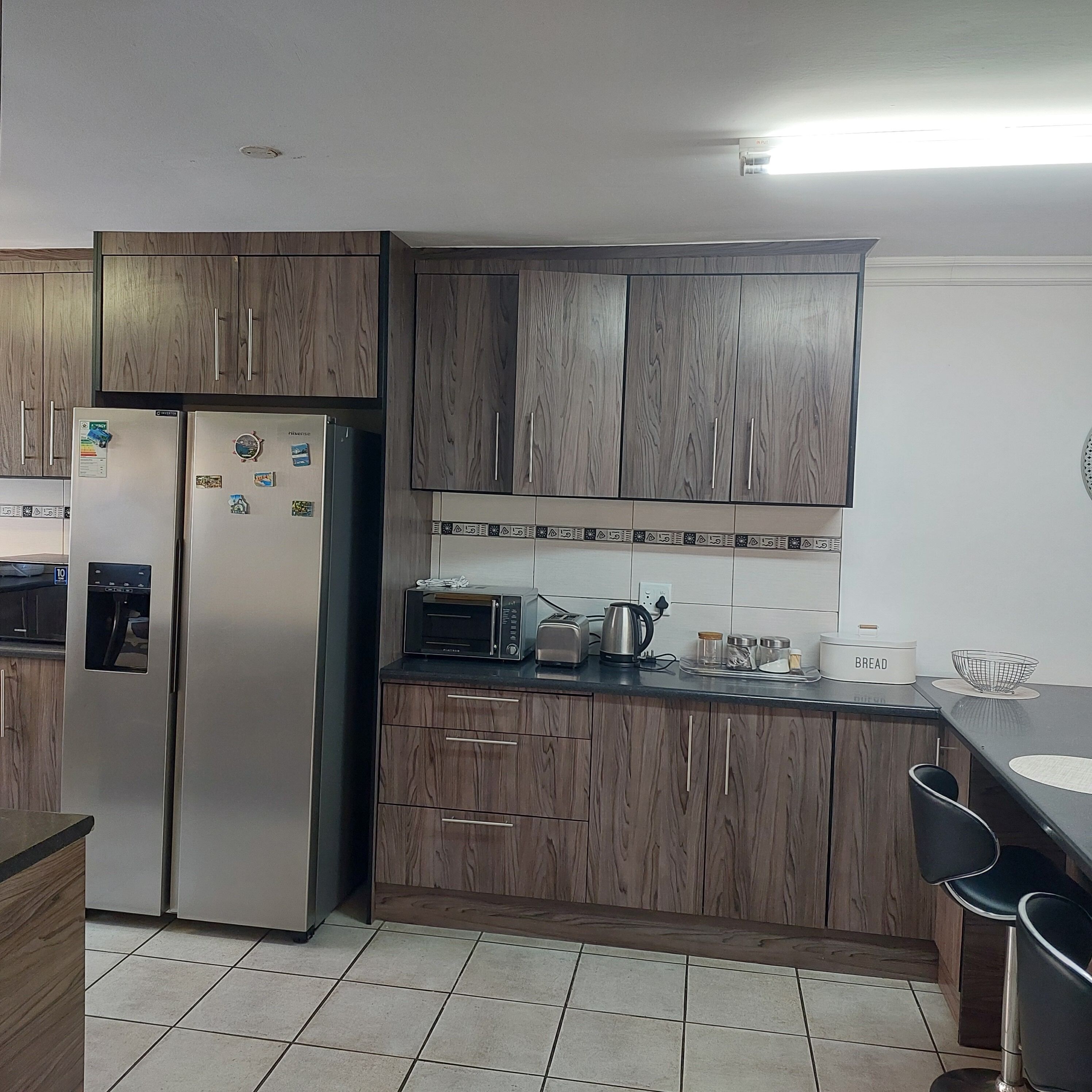 Een microgolfoven, een oven, een kookplaat, een waterkoker