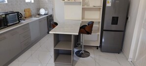 Micro-ondes, four, plaque de cuisson, bouilloire électrique