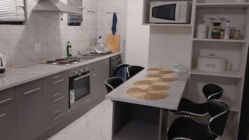 Mikrovågsugn, ugn, spishäll och vattenkokare