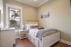 4 bedrooms, iron/ironing board, WiFi, bed sheets - Beautiful Beach Duplex sleeps 6 (Biloxi)