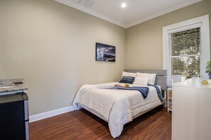 4 bedrooms, iron/ironing board, WiFi, bed sheets