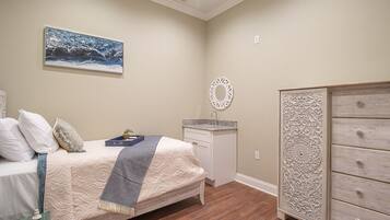 4 bedrooms, iron/ironing board, WiFi, bed sheets