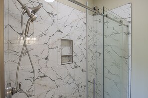 Haartrockner, Handtücher, Seife, Toilettenpapier